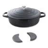 Lot Cocotte Légère Basse Ronde En Fonte D'aluminium 28 Cm Noir Et Deux Maniques Silicone -Cuisine À La Maison 209011 0 3 Lot cocotte legere basse ronde en fonte d aluminium 28 cm noir et deux maniques silicone Mathon