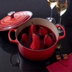 Le Creuset Cocotte Fonte Rond 26 Cm Cerise 9 Le Creuset Cocotte Fonte Rond 26 Cm Cerise -Cuisine À La Maison 213184 2 3 Cocotte fonte rond 26 cm cerise Le Creuset