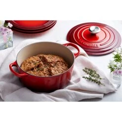 Le Creuset Cocotte Fonte Rond 26 Cm Cerise 10 Le Creuset Cocotte Fonte Rond 26 Cm Cerise -Cuisine À La Maison 213184 3 3 Cocotte fonte rond 26 cm cerise Le Creuset