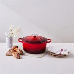 Le Creuset Cocotte Fonte Rond 26 Cm Cerise 11 Le Creuset Cocotte Fonte Rond 26 Cm Cerise -Cuisine À La Maison 213184 4 3 Cocotte fonte rond 26 cm cerise Le Creuset