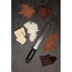 Microplane Râpe Zesteur Premium Classic Noire 9 Microplane Râpe Zesteur Premium Classic Noire -Cuisine À La Maison 47071 2 1 Rape zesteur Premium Classic noire Microplane