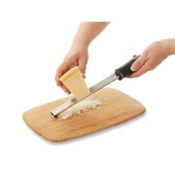 Microplane Râpe Zesteur Premium Classic Noire 11 Microplane Râpe Zesteur Premium Classic Noire -Cuisine À La Maison 47071 4 1 Rape zesteur Premium Classic noire Microplane