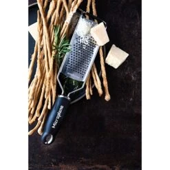 Microplane Râpe à Fromage à Gros Grains Gourmet Noire -Cuisine À La Maison 478012 4 1 Rape a fromage a gros grains Gourmet noire Microplane
