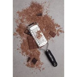 Microplane Râpe à Fromage Double Tranchant Gourmet Noir -Cuisine À La Maison 478013 2 1 Rape a fromage double tranchant Gourmet noir Microplane