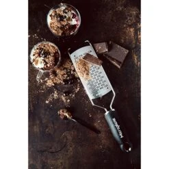 Microplane Râpe à Fromage Double Tranchant Gourmet Noir -Cuisine À La Maison 478013 4 1 Rape a fromage double tranchant Gourmet noir Microplane