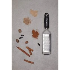 Microplane Râpe à Fromage Fine Gourmet Noire -Cuisine À La Maison 478014 4 1 Rape a fromage fine Gourmet noire Microplane