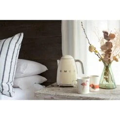 Smeg Bouilloire Crème 1,7 L 2400 W KLF03CREU -Cuisine À La Maison 702065 3 1 Bouilloire creme 1 7 L 2400 W KLF03CREU Smeg